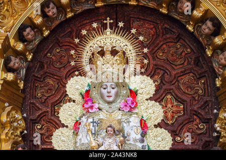 El Rocio, Huelva, Espagne - 30 Avril 2017 : l'image de la Vierge "Virgen del Rocio' à l'autel à El Rocio hermitage, Huelva, Espagne Banque D'Images