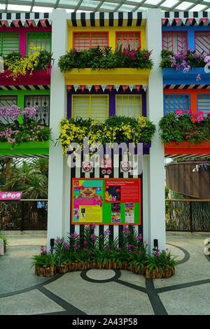 Août 2019 SINGAPOUR -25- voir des fleurs et des plantes à l'intérieur du dôme de fleurs aux jardins-by-the-Bay serre à Singapour. Banque D'Images