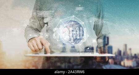 Une technologie intelligente et un réseau mondial, un man using digital tablet avec global networking hologramme. Élément de cette image sont meublées par la NASA Banque D'Images
