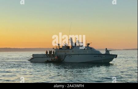 191007-N-NT795-784 SAN DIEGO (oct. 7, 2019) marins affectés à l'Escadron fluviales côtières (CRS) 3 conduite du véhicule sous-marin sans équipage (UUV) fonctionnement de l'exercice avec des explosifs et des munitions de l'Unité Mobile 1, dans le cadre de la formation au niveau de l'unité fournie par groupe de 1 rivières côtières de la formation et de l'unité d'évaluation. La Force est une rivière côtière marine base capacité qui fournit la sécurité, le port de port et de sécurité des biens de grande valeur, et l'opération de sécurité maritime dans les zones côtières et les eaux intérieures. (U.S. Photo par Marine Premier maître de Manœuvre Nelson Jr) Doromal Banque D'Images