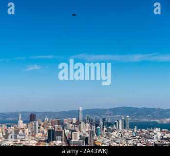 La U.S. Navy Blue Angels survoler le centre-ville de San Francisco au cours de la pratique de l'aéronautique Le 10 octobre 2019, à San Francisco, Californie Blue Angels la vedette du spectacle. (U.S. Photo de l'Armée de l'air par la Haute Airman Alexander Cook) Banque D'Images