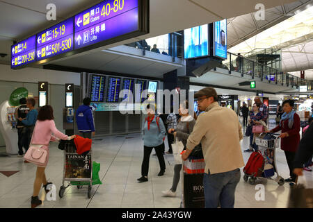 --FILE--passagers attendent pour leurs vols à l'Aéroport International de Hong Kong à Hong Kong, Chine, 19 septembre 2017. La Haute Cour de la Hong Banque D'Images