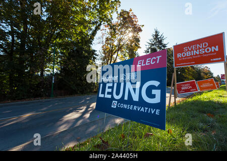 NORTH VANCOUVER, C.-B., CANADA - octobre 10, 2019 : le candidat du député signe à côté de la route pour obtenir le soutien des électeurs à leur parti dans le prochain canadien Banque D'Images