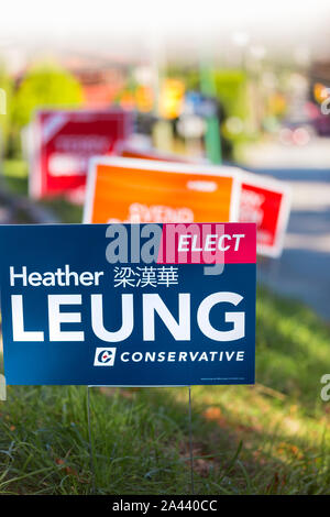 NORTH VANCOUVER, C.-B., CANADA - octobre 10, 2019 : le candidat du député signe à côté de la route pour obtenir le soutien des électeurs à leur parti dans le prochain canadien Banque D'Images