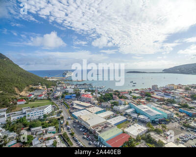 Une vue aérienne de Philipsburg St.maarten donnant sur l'installation de croisière. Banque D'Images