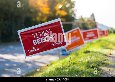 NORTH VANCOUVER, C.-B., CANADA - octobre 10, 2019 : le candidat du député signe à côté de la route pour obtenir le soutien des électeurs à leur parti dans le prochain canadien Banque D'Images