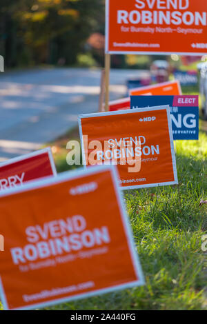 NORTH VANCOUVER, C.-B., CANADA - octobre 10, 2019 : le candidat du député signe à côté de la route pour obtenir le soutien des électeurs à leur parti dans le prochain canadien Banque D'Images