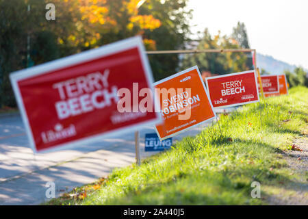 NORTH VANCOUVER, C.-B., CANADA - octobre 10, 2019 : le candidat du député signe à côté de la route pour obtenir le soutien des électeurs à leur parti dans le prochain canadien Banque D'Images