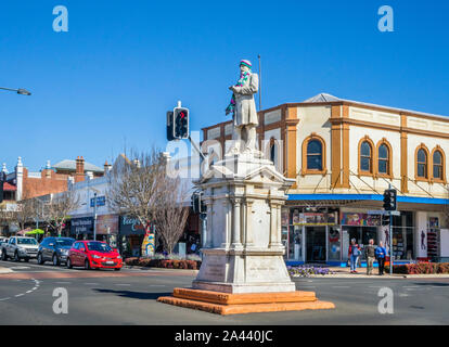 L'Australie, le sud-est de Queensland, Warwick, Palmerin Street, même la statue de l'Honorable Thomas Joseph Byrnes (Premier Ministre du Queensland en 1998) rece Banque D'Images