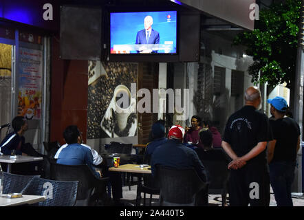 Peuple tunisien regardez la deuxième tour débat entre les candidats à la présidence Kais Saied 61, un conservateur indépendant, universitaires et magnat des affaires Nabil Karoui à Tunis. Banque D'Images