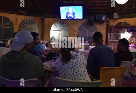 Peuple tunisien regardez la deuxième tour débat entre les candidats à la présidence Kais Saied 61, un conservateur indépendant, universitaires et magnat des affaires Nabil Karoui à Tunis. Banque D'Images