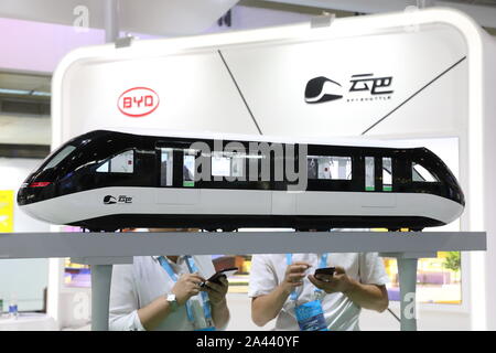 --FILE -- un modèle de train monorail Surnommé 'SkyRail' s'affiche lors d'une exposition d'automobiles à Beijing, Chine, 26 juillet 2019. BYD, leader sur le n Banque D'Images