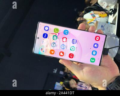 Un visiteur fait l'essai d'une 5G Samsung Galaxy Note smartphone pendant plus 10 Lancement d'un nouveau produit à Beijing, Chine, 21 août 2019. Lanceur de Samsung Banque D'Images