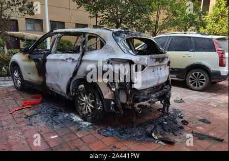 Pciture de la Bayerische Motoren Werke (BMW), à gauche, sur la combustion spontanée dans une résidence parking en Zhengzhou Henan Chine centrale, Pro Banque D'Images