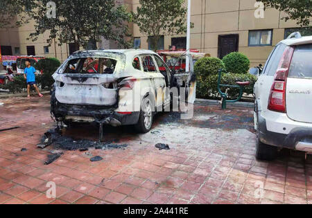 Pciture de la Bayerische Motoren Werke (BMW) sur la combustion spontanée dans une résidence parking à Zhengzhou city, province du Henan en Chine centrale, Banque D'Images