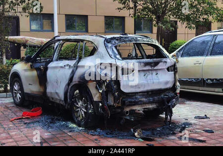 Pciture de la Bayerische Motoren Werke (BMW), à gauche, sur la combustion spontanée dans une résidence parking en Zhengzhou Henan Chine centrale, Pro Banque D'Images