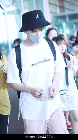 L'acteur et chanteur chinois Zhang Yuan arrive à l'aéroport international Beijing Capital avant le départ à Beijing, Chine, 18 août 2019. T-shirt Banque D'Images