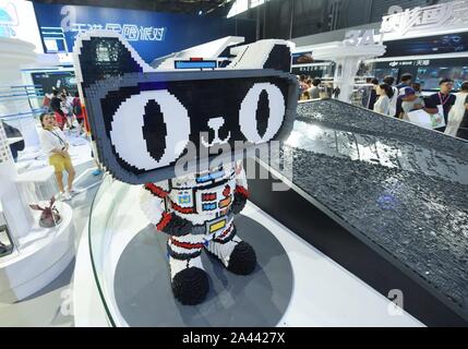 Une mascotte de Tmall faite de briques Lego avec la forme d'un astronaute est affiché durant la 17e China Digital Entertainment Expo, également connu sous le nom de Banque D'Images