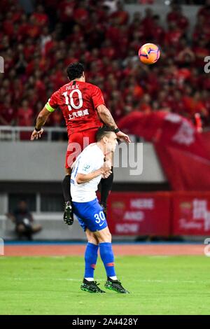 Joueur de football brésilien, Givanildo Vieira de Sousa, connu sous le nom de Hulk, de la Shanghai EPOP F.C., haut, les luttes pour un joueur de football brésilien, avec en-tête Banque D'Images