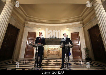 Athènes, Grèce. 10 Oct, 2019. Le Secrétaire général de l'OTAN, Jens Stoltenberg (L) et le Premier Ministre grec Kyriakos Mitsotakis participer à une conférence de presse à Athènes, Grèce, le 10 octobre 2019. Credit : Marios Lolos/Xinhua/Alamy Live News Banque D'Images