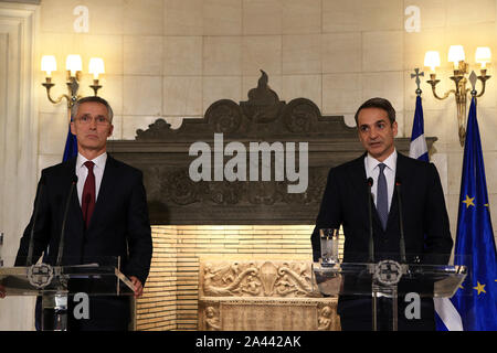 Athènes, Grèce. 10 Oct, 2019. Le Secrétaire général de l'OTAN, Jens Stoltenberg (L) et le Premier Ministre grec Kyriakos Mitsotakis participer à une conférence de presse à Athènes, Grèce, le 10 octobre 2019. Credit : Marios Lolos/Xinhua/Alamy Live News Banque D'Images