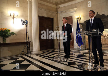 Athènes, Grèce. 10 Oct, 2019. Le Secrétaire général de l'OTAN, Jens Stoltenberg (L) et le Premier Ministre grec Kyriakos Mitsotakis participer à une conférence de presse à Athènes, Grèce, le 10 octobre 2019. Credit : Marios Lolos/Xinhua/Alamy Live News Banque D'Images