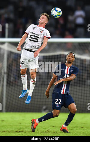 Benjamin Bourigeaud, haut, Stade Rennais de sauts pour un en-tête à côté d'Abdou Diallo du Paris Saint-Germain durant le trophée des Champions (Champion's Banque D'Images