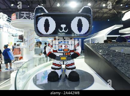 Une mascotte de Tmall faite de briques Lego avec la forme d'un astronaute est affiché durant la 17e China Digital Entertainment Expo, également connu sous le nom de Banque D'Images