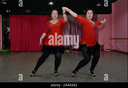 --FILE--Une photo non localisée de la Twin Sisters Chuchu et Qiaoqiao dancing en Chine, 20 mai 2019. Chuchu et Qiaoqiao sont deux sœurs qui se sont rendus célèbres Banque D'Images