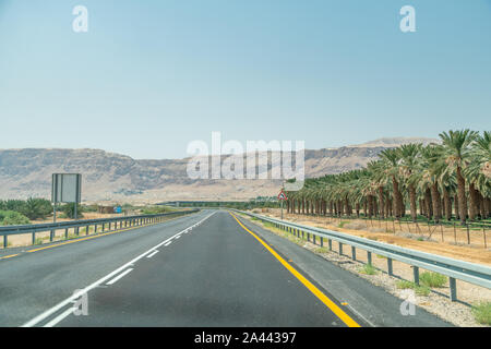 Vue de la route vide avec Dates ferme sur le côté droit en Israël Dead Zone Morte Banque D'Images