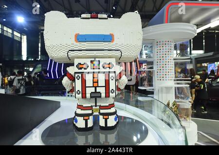 Une mascotte de Tmall faite de briques Lego avec la forme d'un astronaute est affiché durant la 17e China Digital Entertainment Expo, également connu sous le nom de Banque D'Images