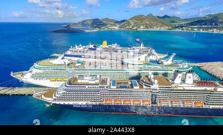 Plusieurs croisières quai à st.Martin's Harbour donnant sur la belle île ensoleillée. Banque D'Images