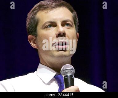 New York, New York, USA. Oct 11, 2019. Le maire candidat à l'élection présidentielle de PETE BUTTIGIEG South Bend, Indiana aborde une foule de 2200 à sa campagne de financement au Hammerstein Ballroom à New York ce soir. Credit : Staton Rabin/ZUMA/Alamy Fil Live News Banque D'Images