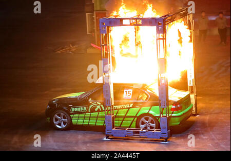Les membres des équipes acrobatiques course de voiture effectuer au cours de la cérémonie de réouverture de Qinhuangdao Shougang Racing Valley dans la ville de Qinhuangdao, Chine du nord est H Banque D'Images