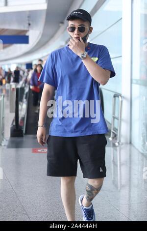 L'acteur et chanteur chinois Ohu ou Hao arrive à l'Aéroport International de Pékin après l'atterrissage à Beijing, Chine, 15 août 2019. T-shirt : O Banque D'Images
