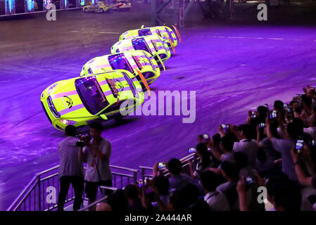 Les membres des équipes acrobatiques course de voiture effectuer au cours de la cérémonie de réouverture de Qinhuangdao Shougang Racing Valley dans la ville de Qinhuangdao, Chine du nord est H Banque D'Images