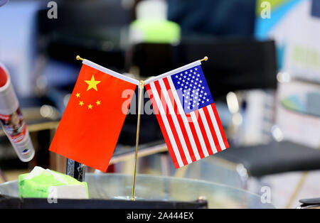 --FILE--drapeaux nationaux de la Chine et les États-Unis sont affichées pendant l'expo à Beijing, Chine, 30 octobre 2017. Le fait que l'US Equity marke Banque D'Images