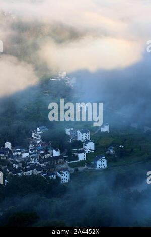 Vues d'architectures de style Hui cachée parmi une mer de nuages à Shitan village ancien, elle county, Huangshan city, est de la Chine.s la province de l'Anhui, au 6 Banque D'Images
