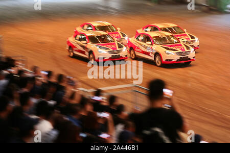 Les membres des équipes acrobatiques course de voiture effectuer au cours de la cérémonie de réouverture de Qinhuangdao Shougang Racing Valley dans la ville de Qinhuangdao, Chine du nord est H Banque D'Images