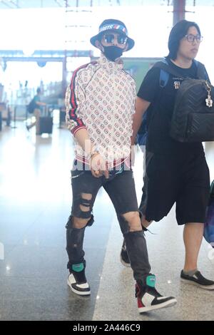 Acteur et chanteur taïwanais Jiro Wang, gauche, arrive à l'Aéroport International de Pékin après l'atterrissage à Beijing, Chine, 19 août 2019. Ja Banque D'Images