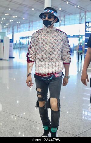 Acteur et chanteur taïwanais Jiro Wang arrive à l'Aéroport International de Pékin après l'atterrissage à Beijing, Chine, 19 août 2019. Veste : G Banque D'Images