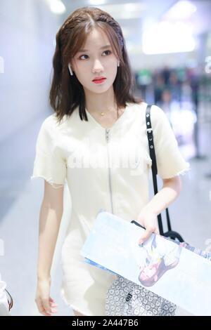 Chanteuse et actrice chinoise Estelle de Yihan Chen arrive à l'Aéroport International de Shanghai Hongqiao avant le départ à Beijing, Chine, 18 août 201 Banque D'Images