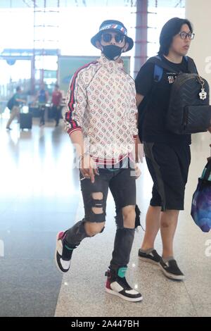 Acteur et chanteur taïwanais Jiro Wang, gauche, arrive à l'Aéroport International de Pékin après l'atterrissage à Beijing, Chine, 19 août 2019. Ja Banque D'Images