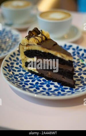 Une tranche de gâteau au chocolat sur la plaque. Gâteau au café tea time concept. Banque D'Images