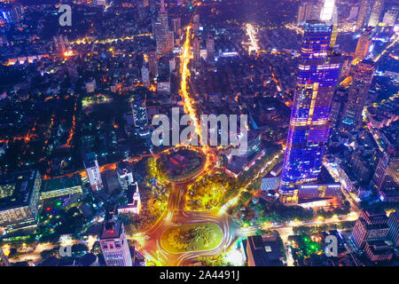 Vue aérienne de l'an Datang Xishi Fengqing Road Tour, également connu sous le nom de Greenland Square An Datang Xishi Fengqing Road Tower, et d'autres bâtiments dans la ville de Nanjing, de Jiangsu est pr Banque D'Images