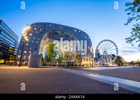 Rotterdam, Pays-Bas - 13 mai 2019 : vue sur Markthal de nuit dans la ville de Rotterdam, Pays-Bas. Banque D'Images