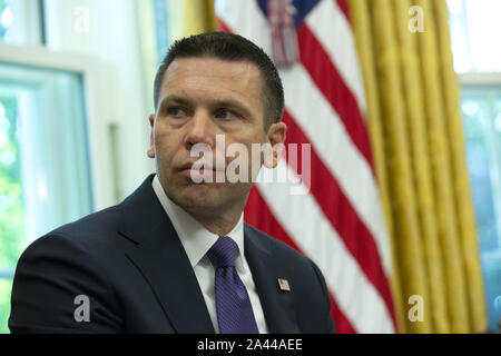 Le 4 septembre 2019, Washington, District of Columbia, USA : le secrétaire américain à la défense Kevin McAleenan a rejoint le Président des Etats-Unis, Donald J. Trump, ainsi que secrétaire de l'amiral Karl Schultz de la U.S. Coast Guard, Administrateur assistant adjoint au président et conseiller à la sécurité intérieure Le Contre-amiral Peter Brown, et d'agir en chef de cabinet de la Maison Blanche pour discuter de l'Ouragan Mick Mulvaney Dorian dans un bureau ovale réunion à la Maison Blanche à Washington, DC, États-Unis, le 4 septembre 2019. L'ouragan devrait frapper la côte est des États-Unis cette semaine. (Crédit Image : © Stefani Banque D'Images