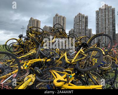 Des vélos partagés abandonné divers sont mis au hasard, formant un cimetière spécial, qui symbolise l'ultime destinée de système de partage de vélos qui a été po Banque D'Images