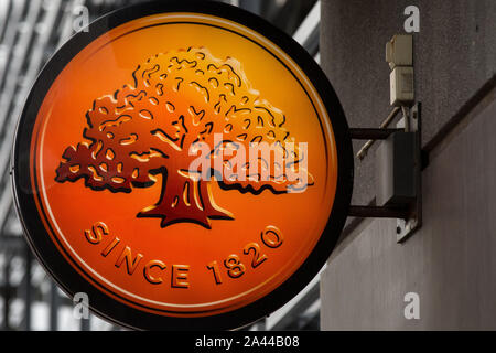 Göteborg, Suède. Oct 7, 2019. Groupe bancaire Nordique-baltique basée à Stockholm, en Suède, offrant des services bancaires de détail, la gestion d'actifs, services financiers et autres logo Swedbank AB vu dans Lindholmen Science Park, Göteborg. Credit : Karol Serewis SOPA/Images/ZUMA/Alamy Fil Live News Banque D'Images