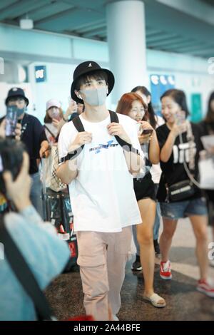 L'acteur et chanteur chinois Zhang Yuan, front blanc, arrive à l'aéroport international Beijing Capital avant le départ à Beijing, Chine, 18 août 2 Banque D'Images